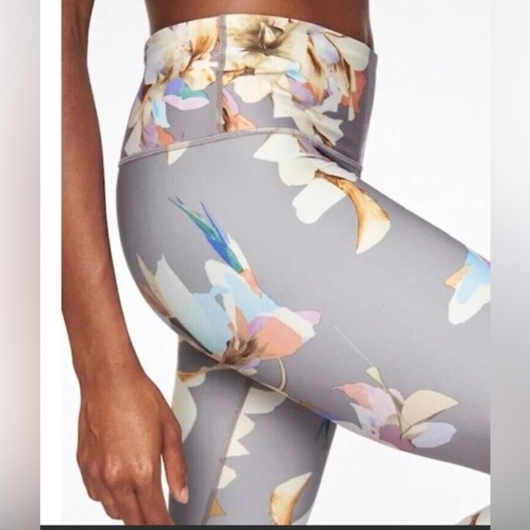 ATHLETA Elation 7/8 Leggings Floral Paradise Powervita Grey Size XS Yoga Sporty - Picture 1 of 10